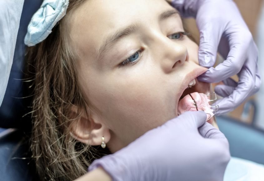 Tratamiento de ortodoncia a niña con aparatos dentales en Raga Manresa