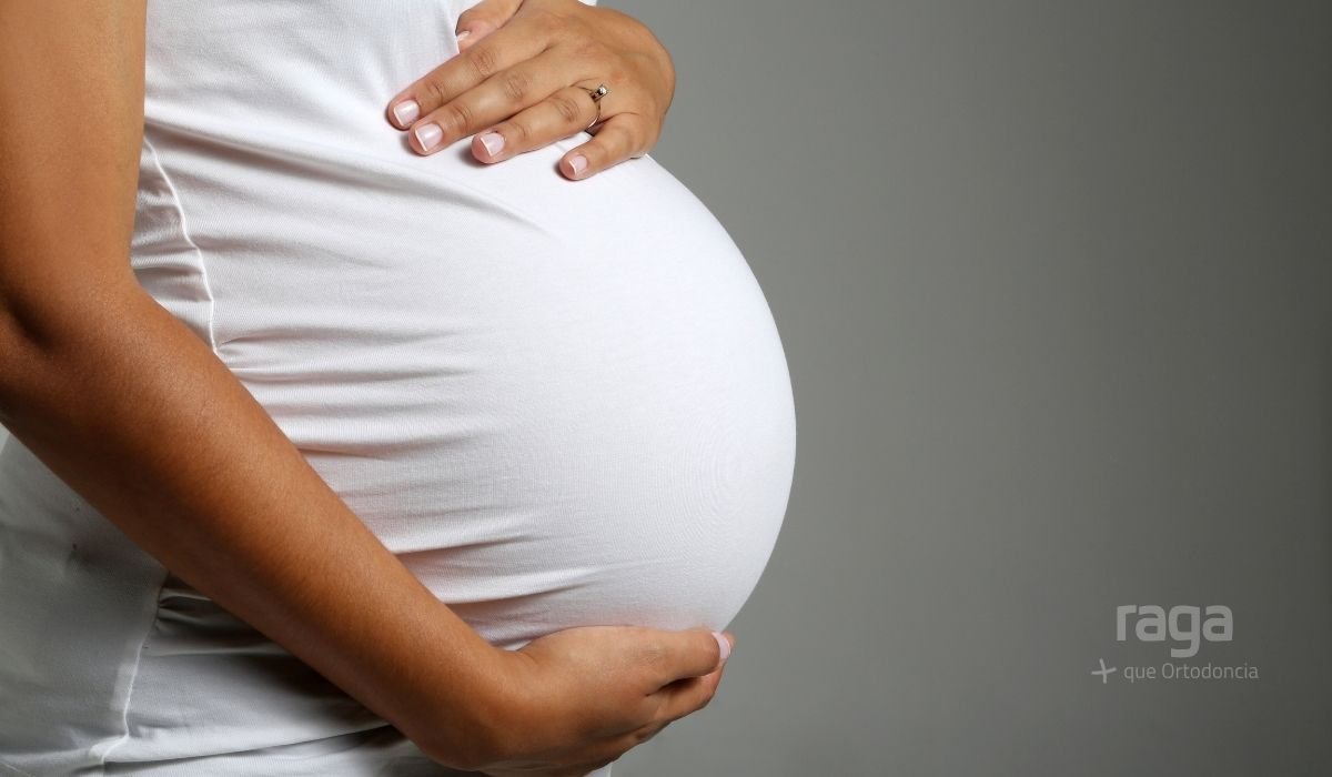 Mujer embarazada sostiene su barriga